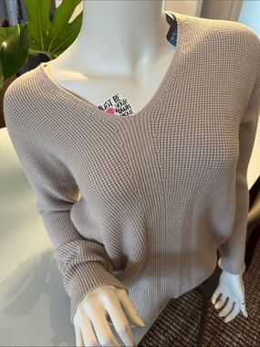 Women’s V-Neck Knit Sweater - cream